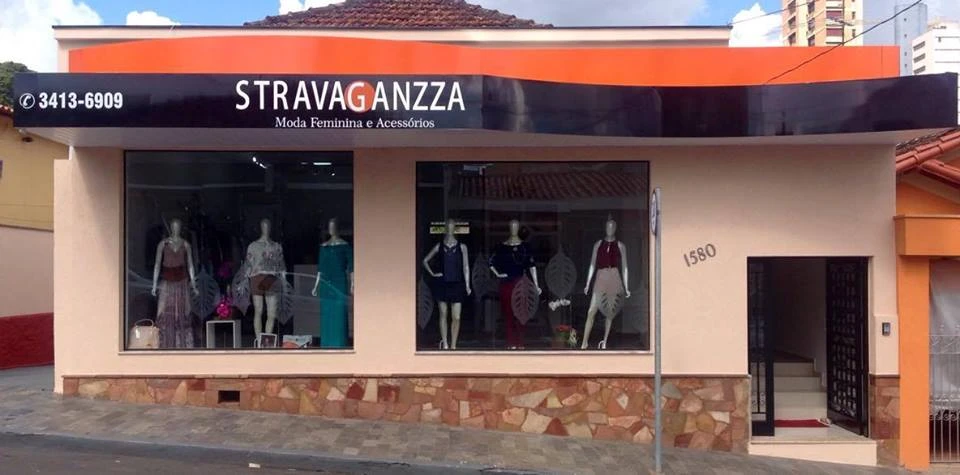 Fachada da Stravaganzza Moda Feminina na Rua José Bonifácio, 1580, Centro de São Carlos — vitrines com vestidos e letreiro da boutique