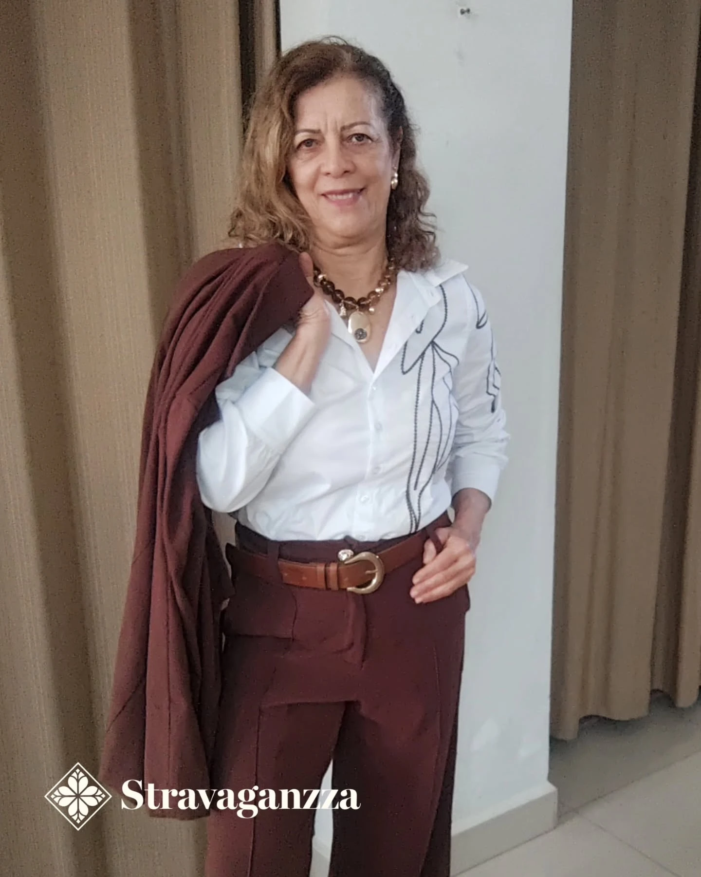 Fátima Françozo veste camisa feminina branca com alfaiataria marrom — look montado pela curadoria da Stravaganzza Moda Feminina